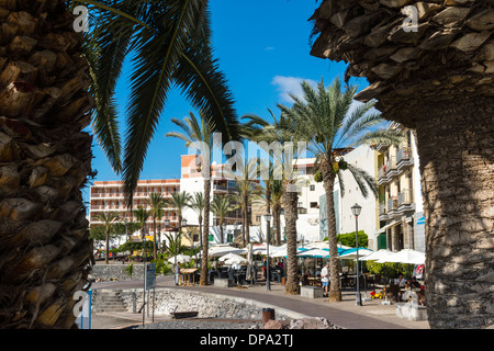 Teneriffa, Kanarische Inseln - Playa San Juan. Apartments mit Blick auf den Strand und den Hafen. Stockfoto