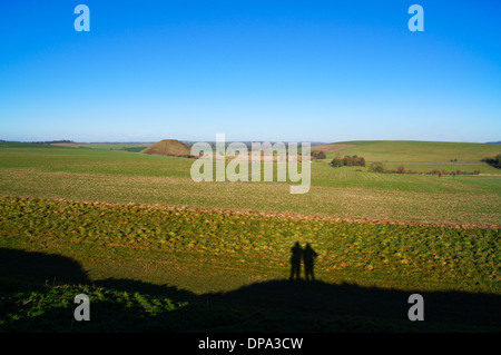 Silbury Hill Denkmal, neolithische Kreide Hügel gesehen von West Kennet Long Barrow, Avebury, Wiltshire, England Stockfoto