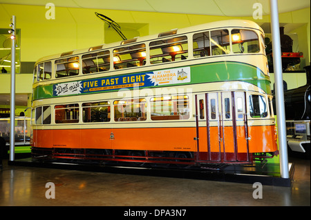 Innenraum des neuen Riverside Museum of Transport, Glasgow, Schottland Stockfoto