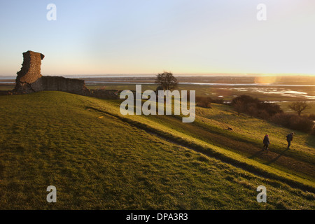 Hadleigh Castle, Hadleigh, Essex, zu zweit, für einen Spaziergang kurz vor Sonnenaufgang. Stockfoto