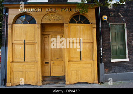 Die vordere Tür des die Whitechapel Kirche Glockengießerei in East London, UK Stockfoto