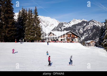 Skifahren in Les Portes du Soleil im Cret Beni Café auf der Piste, La Chapelle D'Abondance, Haut Savoie, Französische Alpen, Frankreich Stockfoto