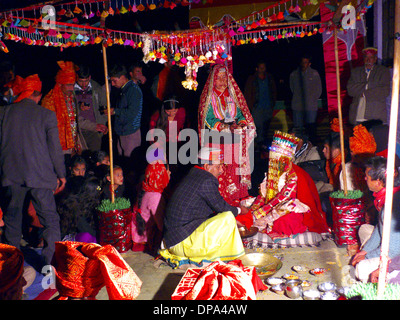 Mutter und Bräutigam am traditionellen hinduistischen Gaddi Himachal Pradesh Dorf Hochzeit, Kereri, Nord-Indien. Stockfoto