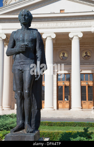 Statue außerhalb rumänischen Athenaeum, Piata Revolutiei, Bukarest, Rumänien Stockfoto