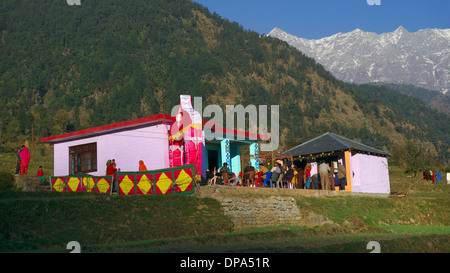Traditionelle hinduistische Gaddi Himachal Pradesh Dorf Hochzeit, Kereri, Nordindien. Dhauladar Berge im Hintergrund. Stockfoto
