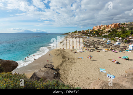 Teneriffa, Kanarische Inseln - Bahia del Duque, als beste goldenen Sandstrand der Insel, auch die teuersten Erholungsgebiet eingestuft. Stockfoto