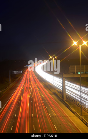 Verkehr Scheinwerfer wegen des Verkehrs auf der Autobahn A1/M Leeds Yorkshire Vereinigtes Königreich Stockfoto