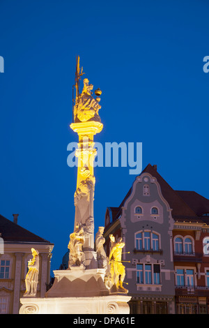 Dreifaltigkeitssäule in Piata Unirii bei Dämmerung, Timisoara, Banat, Rumänien Stockfoto