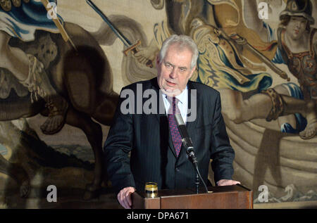 Prag, Tschechische Republik. 10. Januar 2014. Tschechischer Präsident Milos Zeman man während sieht einer Pressekonferenz auf der Prager Burg in Prag, Tschechische Republik, 10. Januar 2014. Zeman verkündete Medien, dass er als Vorstandsvorsitzender der Sozialdemokraten Tschechien Bohuslav Sobotka als der neue Premierminister am Freitag 17 zu ernennen. Bildnachweis: Michal Dolezal/CTK Foto/Alamy Live-Nachrichten Stockfoto