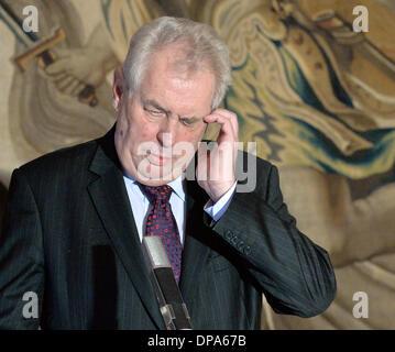 Prag, Tschechische Republik. 10. Januar 2014. Tschechischer Präsident Milos Zeman man während sieht einer Pressekonferenz auf der Prager Burg in Prag, Tschechische Republik, 10. Januar 2014. Zeman verkündete Medien, dass er als Vorstandsvorsitzender der Sozialdemokraten Tschechien Bohuslav Sobotka als der neue Premierminister am Freitag 17 zu ernennen. Bildnachweis: Michal Dolezal/CTK Foto/Alamy Live-Nachrichten Stockfoto