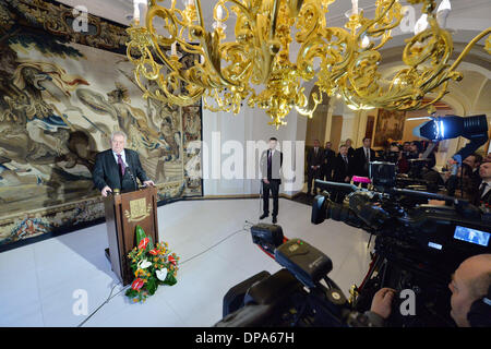 Prag, Tschechische Republik. 10. Januar 2014. Tschechischer Präsident Milos Zeman man während sieht einer Pressekonferenz auf der Prager Burg in Prag, Tschechische Republik, 10. Januar 2014. Zeman verkündete Medien, dass er als Vorstandsvorsitzender der Sozialdemokraten Tschechien Bohuslav Sobotka als der neue Premierminister am Freitag 17 zu ernennen. Bildnachweis: Michal Dolezal/CTK Foto/Alamy Live-Nachrichten Stockfoto