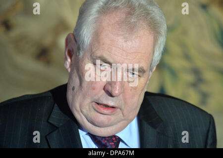 Prag, Tschechische Republik. 10. Januar 2014. Tschechischer Präsident Milos Zeman man während sieht einer Pressekonferenz auf der Prager Burg in Prag, Tschechische Republik, 10. Januar 2014. Zeman verkündete Medien, dass er als Vorstandsvorsitzender der Sozialdemokraten Tschechien Bohuslav Sobotka als der neue Premierminister am Freitag 17 zu ernennen. Bildnachweis: Michal Dolezal/CTK Foto/Alamy Live-Nachrichten Stockfoto