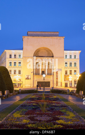 Kathedrale in Piata Victoriei bei Dämmerung, Timisoara, Banat, Rumänien Stockfoto