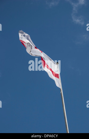 St George-Flagge flattern vor blauem Himmel Stockfoto