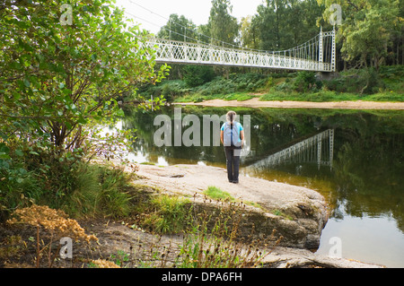 Cambus o ' kann - viktorianischen Hängebrücke über den Fluss Dee in der Nähe von Ballater, Aberdeenshire zu überbrücken. Stockfoto