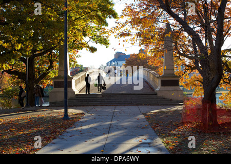 Blick über John W. Wochen Brücke auf dem Campus der Harvard University in Cambridge, MA an einem schönen Herbsttag im November 2013. Stockfoto