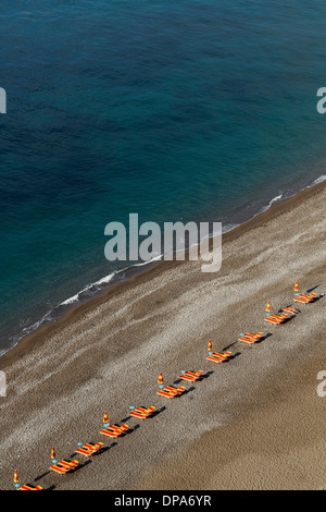 Leere Strandkörbe am Strand von Positano an der Amalfi Halbinsel, Kampanien, Italien Stockfoto