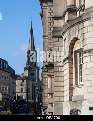 Bath City, Somerset: Blick auf die Hauptstraße von der Orange Grove. St. Michael Kirche im Hintergrund. Stockfoto