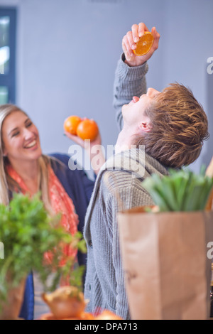 Junges Paar Herumspielen in Küche Stockfoto