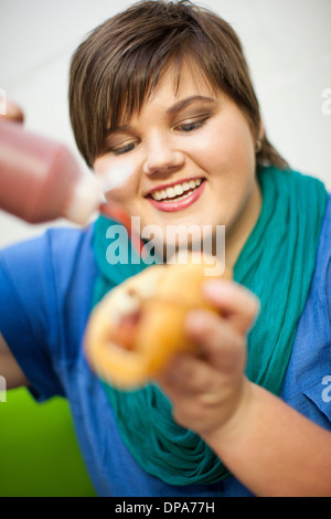 Porträt der jungen Frau mit hotdog Stockfoto