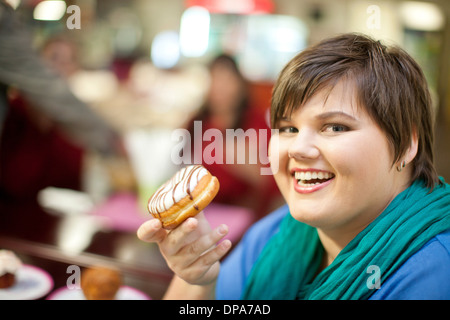 Porträt der jungen Frau mit Donut Stockfoto