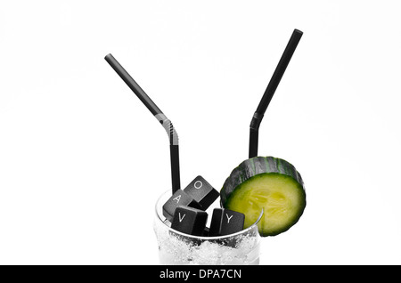 Tastatur und Gurke cocktail am Eisfelsen auf weißen Hintergrund Stockfoto
