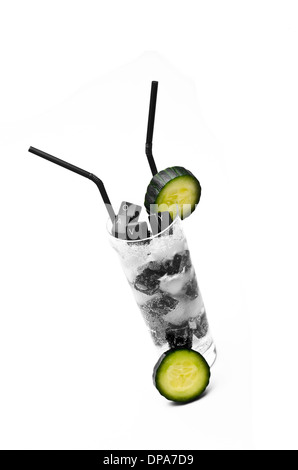 Tastatur und Gurke cocktail am Eisfelsen auf weißen Hintergrund Stockfoto