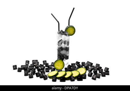 Tastatur und Gurke cocktail am Eisfelsen auf weißen Hintergrund Stockfoto