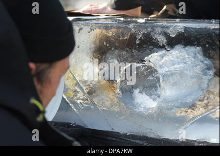 London, UK, 01.10.2014: die London Ice Sculpting Festival. Konkurrenten zu schnitzen im Einzelbewerb Block – "Fluss Leben". Das Festival ist das einzige seiner Art in Großbritannien und läuft von Freitag 10. bis Sonntag 12. Januar. Bild von Julie Edwards Stockfoto