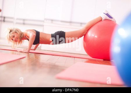 Junge Frau im Fitness-Studio-Training mit Gymnastikbällen Stockfoto