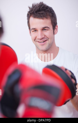 Personal Trainer im Fitness-Studio hautnah Stockfoto