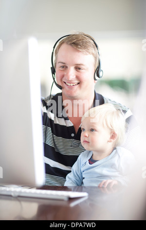 Vater mit Baby Boy mit computer Stockfoto