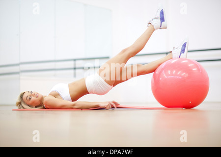 Junge Frau im Fitness-Studio-Training mit Gymnastikball Stockfoto