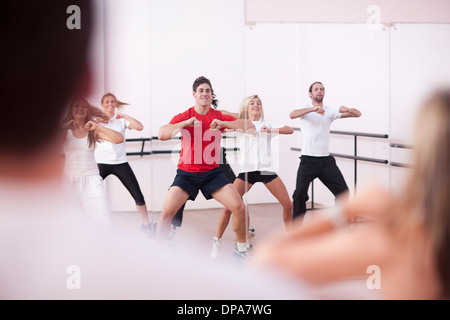 Klasse tut aerobes Training im Fitness-Studio Stockfoto