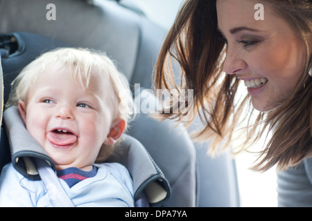 Mutter mit Baby Sohn im Rücksitz des Wagens Stockfoto