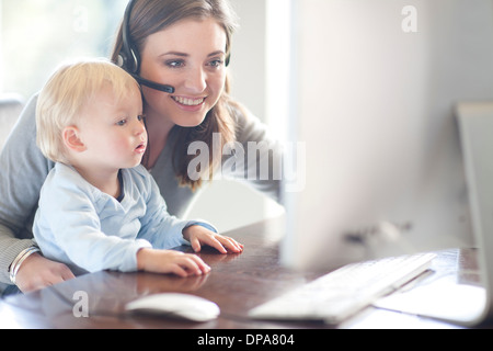 Mutter und Baby Boy Blick auf computer Stockfoto