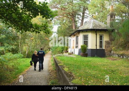 Wanderer auf dem Deeside Weg, vorbei an Cambus O'May Station, Aberdeenshire, Schottland. Stockfoto