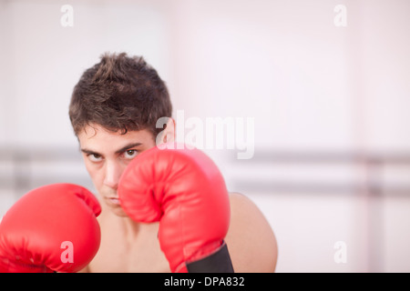 Porträt des jungen Mannes in Boxhandschuhe Stockfoto