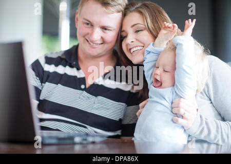 Mutter und Vater mit Baby Boy mit computer Stockfoto