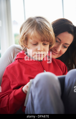 Mutter und Sohn auf Sofa mit digital-Tablette Stockfoto