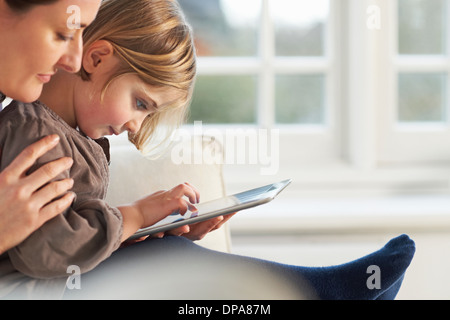 Mutter und Tochter mit digital-Tablette Stockfoto