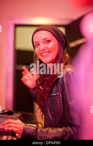 Junge Frau in College-Tonstudio Stockfoto