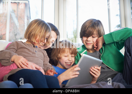 Digital-Tablette zusammen mit Geschwistern Stockfoto