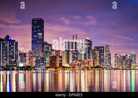 Skyline von Miami, Florida, USA über die Biscayne Bay. Stockfoto