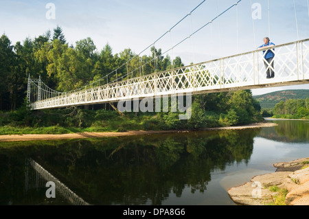 Cambus o ' kann - viktorianischen Hängebrücke über den Fluss Dee in der Nähe von Ballater, Aberdeenshire zu überbrücken. Stockfoto