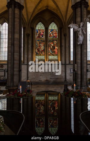 Kathedrale von Salisbury - Blick über den Brunnen in den Vordergrund und Glasmalerei Fenstern in der Ferne. Stockfoto