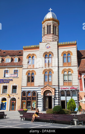 Frau sitzt außen rumänische orthodoxe Kathedrale in Piata Sfatului, Brasov, Siebenbürgen, Rumänien Stockfoto