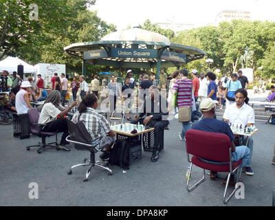 New York, USA. 17. August 2013. Schachspieler sitzen am Union Square in New York, Vereinigte Staaten von Amerika, 17. August 2013. Foto: Alexandra Schuler/Dpa - kein Draht-SERVICE-/ Dpa/Alamy Live News Stockfoto