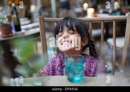Ein kleines Mädchen alleine spielen Stockfoto