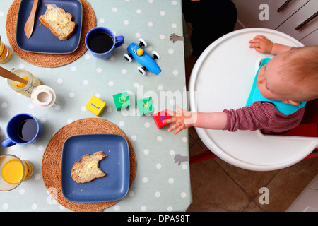 Baby-Schreibweise mit Alphabet-Blöcke Stockfoto